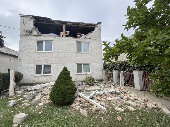 Škody na dome po zemetrasení v obci Ďapalovce v okrese Vranov nad Topľou, záber je z 10. októbra 2023. Foto – TASR