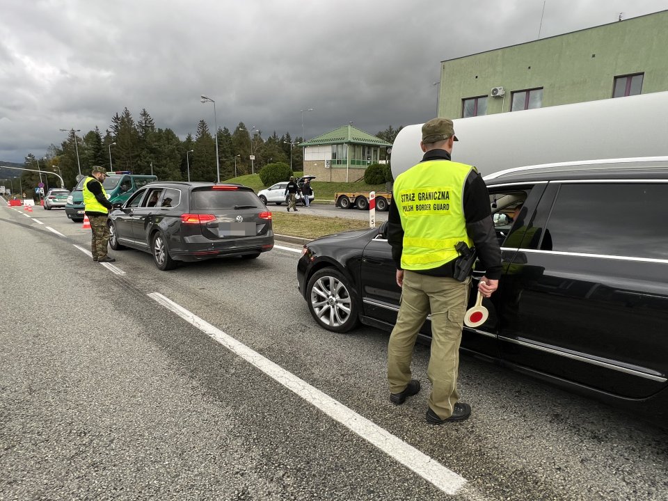 Odprawy na przejściu Barwinek – Vyšný Komárnik. Zdjęcie - TASR/AP