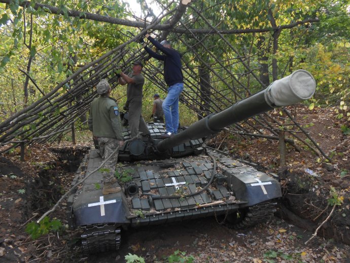 Stavba prístrešku nad ukrajinským tankom. Foto - ukrajinská armáda