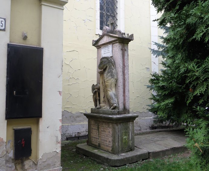 Domonkos János síremléke a komáromi ortodox templom udvarán. Fotó - Orbán Róbert