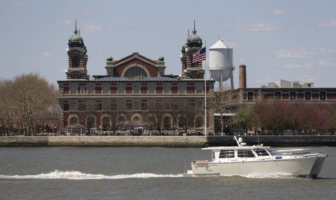 Budova bývalého imigračného strediska, dnes múzea na ostrove Ellis Island v New Yorku. Foto - TASR/AP