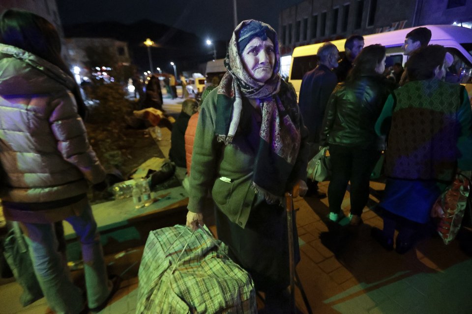 Žena z Náhorného Karabachu si nesie tašku do stanového tábora v arménskom Gorise. Foto- TASR/AP