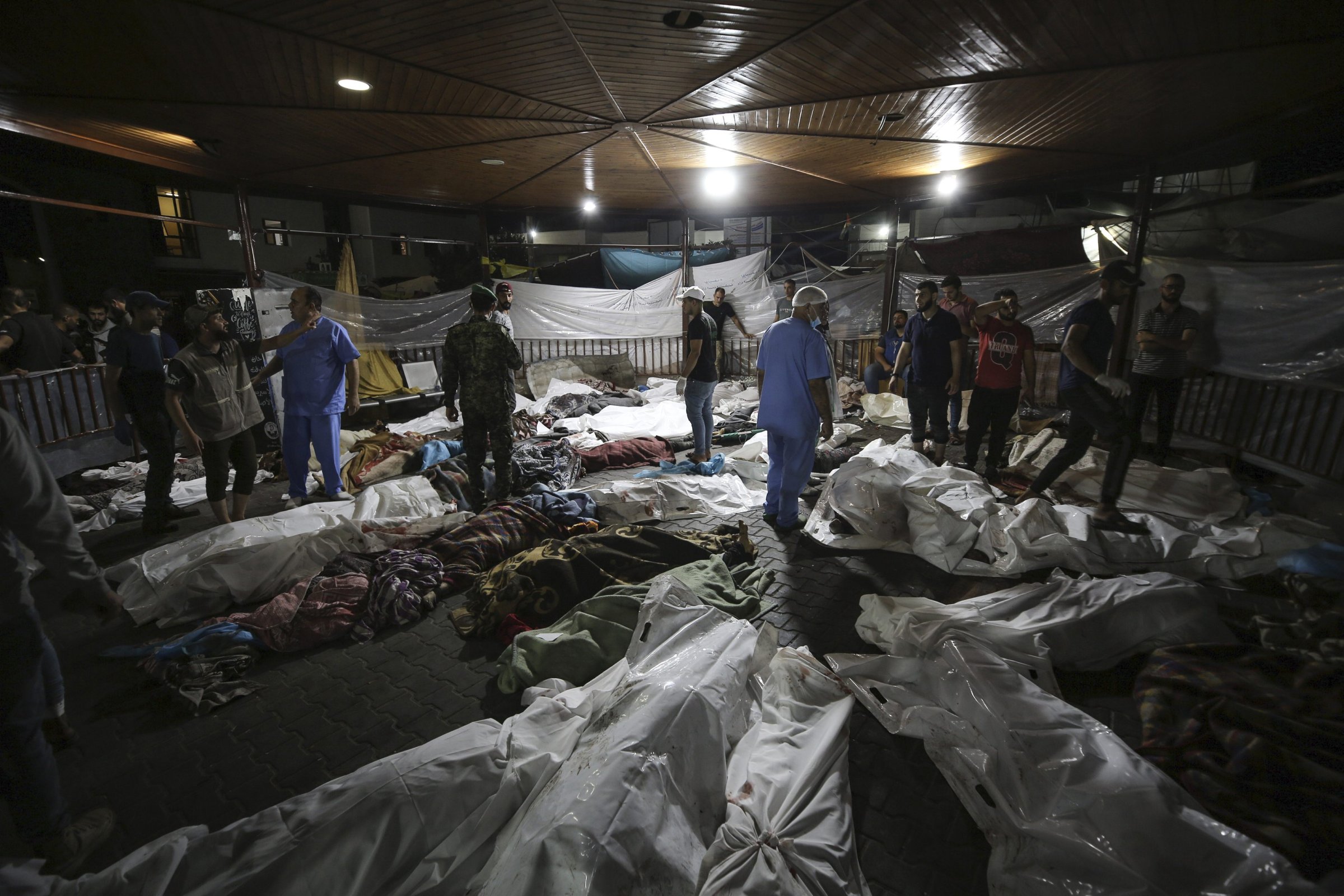 Tragédia po výbuchu nemocnice v pásme Gazey. Foto - TASR/AP