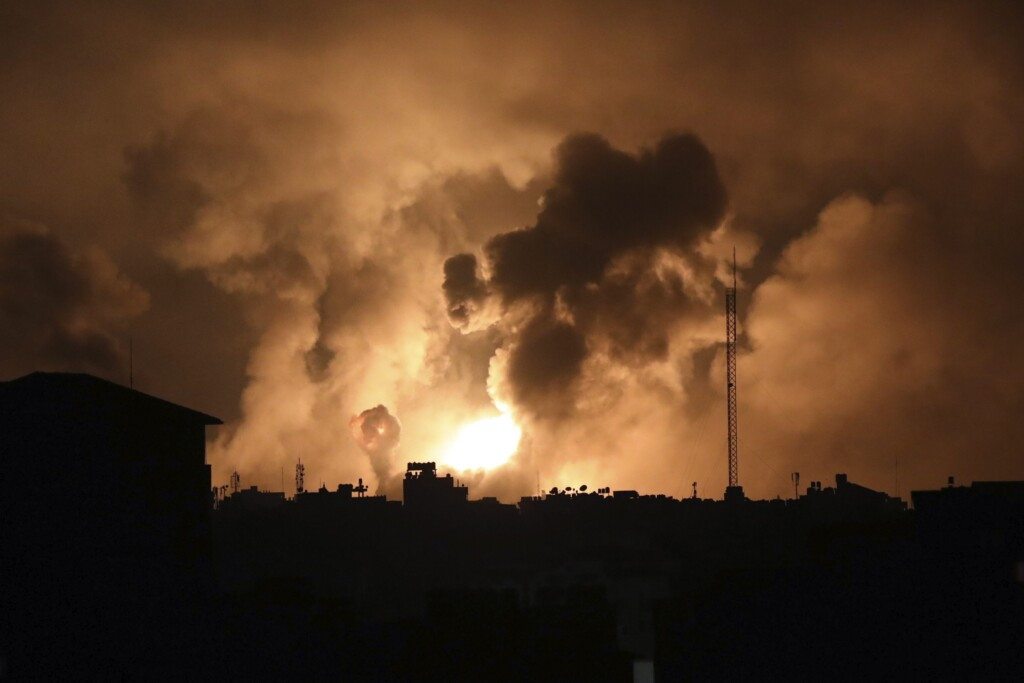 Explózie v Gaze po izraelskom bombardovaní. Foto - TASR/AP