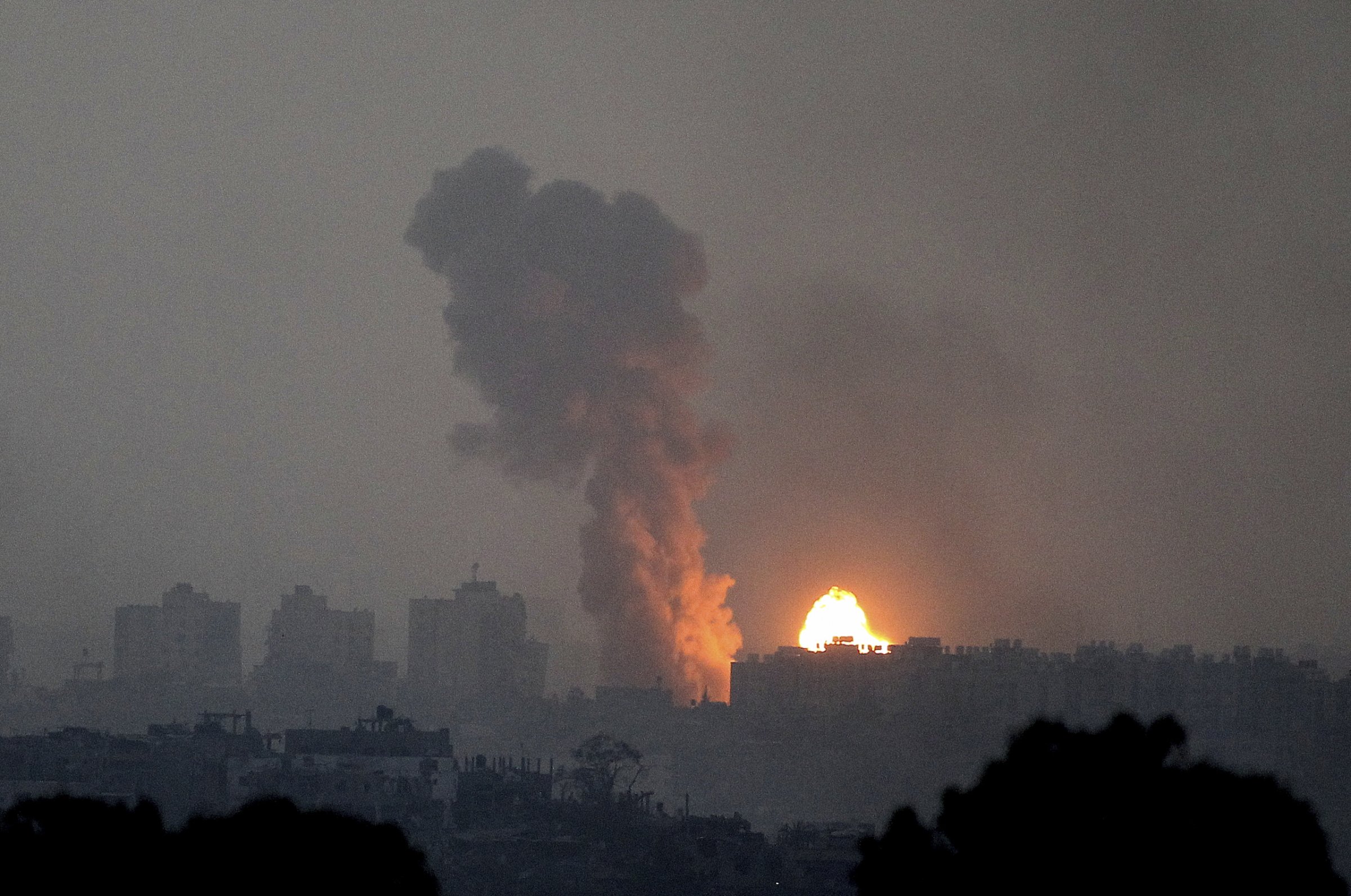 Stúpajúci dym po izraelskom nálete na Gazu. Foto - TASR/AP