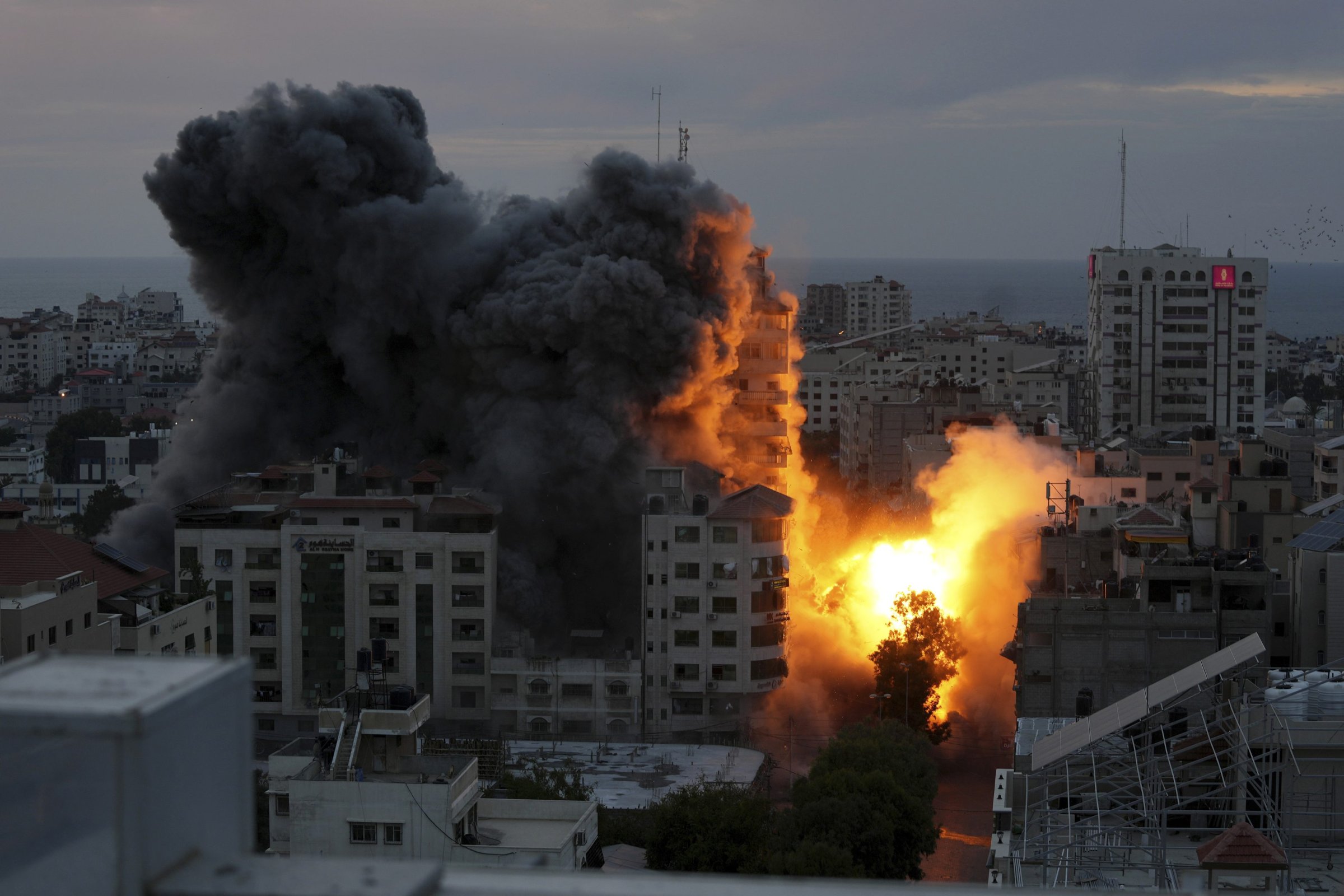 Požiar v budove v Gaze po nálete izraelského letectva. Foto - TASR/AP