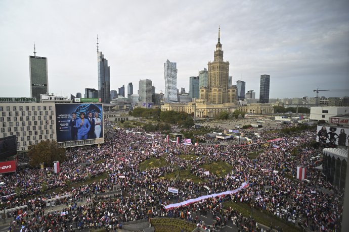 Víkendový pochod vo Varšave. Foto - TASR/AP