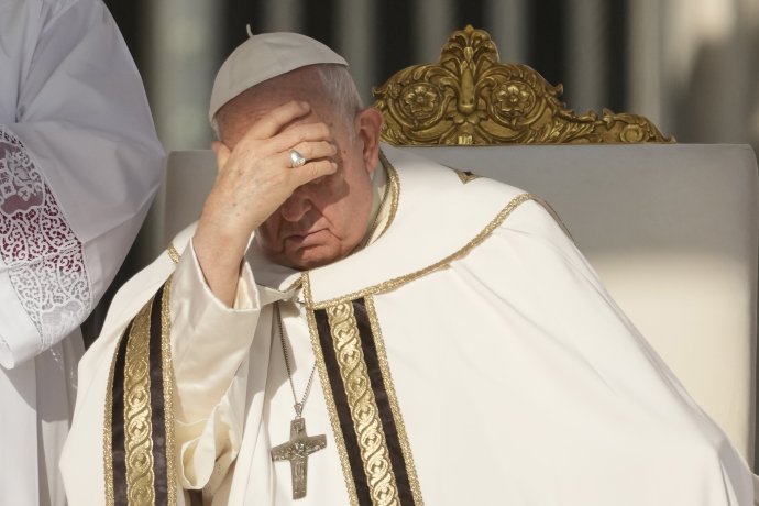 Pápež František celebruje sv. omšu na Námestí sv. Petra vo Vatikáne. Foto - TASR/AP