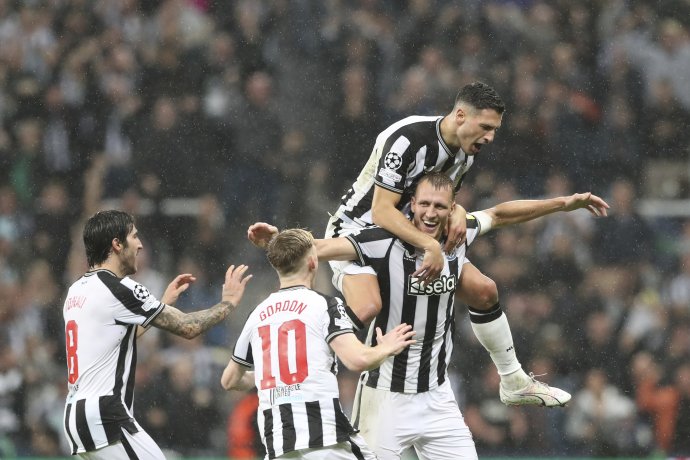 Newcastle oslávil prvý domáci zápas v Lige majstrov po dvadsiatich rokoch výhrou nad PSG. Zdroj: TASR/AP