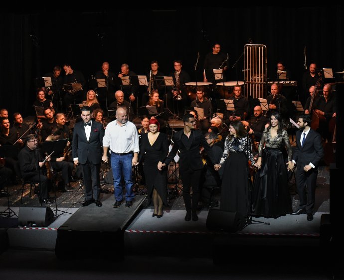Pető Zoltán zeneszerző (fehér ingben) a Lennék valakié - Ady szimfonikusokkal koncert közreműködőivel. Forrás - Antal Ágota
