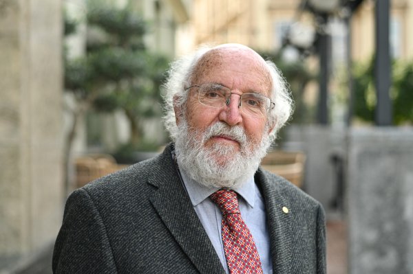 Voči plánu kolonizovať Mars som silne skeptický, hovorí nobelista, ktorý objavil prvú planétu mimo slnečnej sústavy