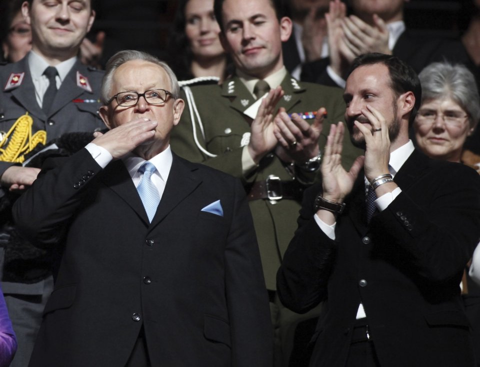 Martti Ahtisaari (vľavo) v roku 2008. Foto - TASR/AP