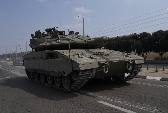 Aj izraelský tank Merkava dokáže vyradiť dron za pár eur. Foto - TASR/AP