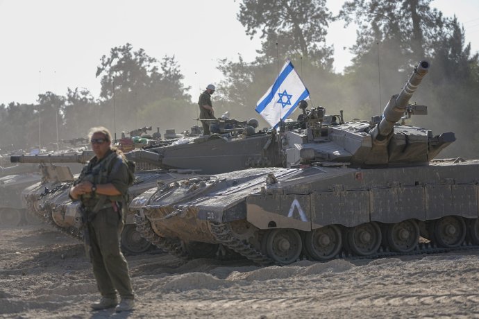 Izraeli tank az Izrael és a Gázai övezet határán. Fotó - TASR/AP