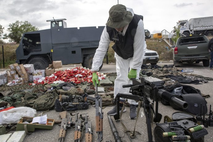 Kosovská polícia zverejnila zábery zbraní, ktoré zhabala. Foto - TASR/AP