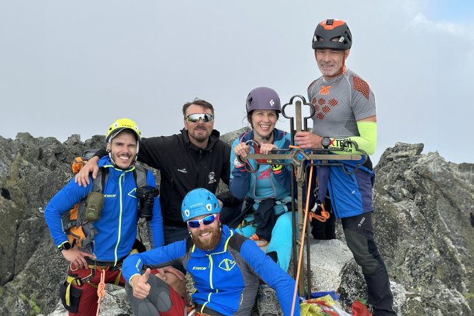 Martin Hatala (úplne vpravo) so svojím podporným tímom na vrchole Gerlachovského štítu. Foto - archív M. H.