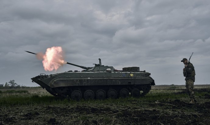 BMP-1 počas streľby na cieľ. Foto - AP