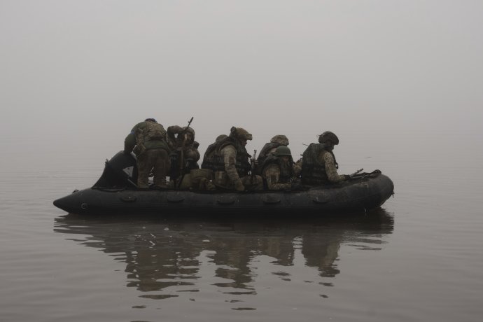 Ukrajinský výsadok na Dnipre. Foto - TASR/AP