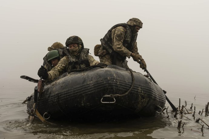 Ukrajinská námorná pechota na Dnipre. Foto - TASR/AP