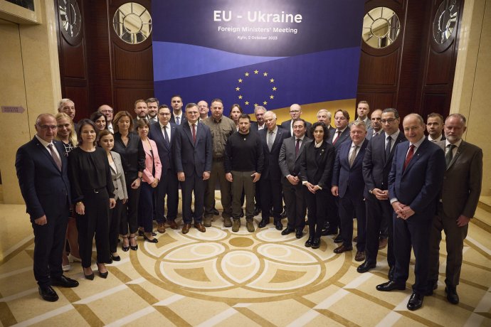 Neformálne stretnutie ministrov zahraničných vecí EÚ v Kyjive aj s prezidentom Zelenským. Foto - TASR/AP
