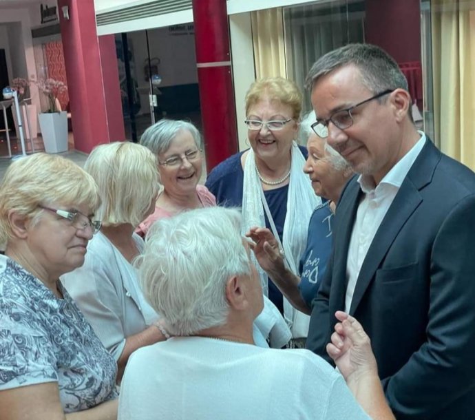 Erik Tomáš sa počas predvolebnej kampane stretával aj s dôchodkyňami a pokúšal sa ich presvedčiť, aby volili Hlas. Foto - FB E. T.