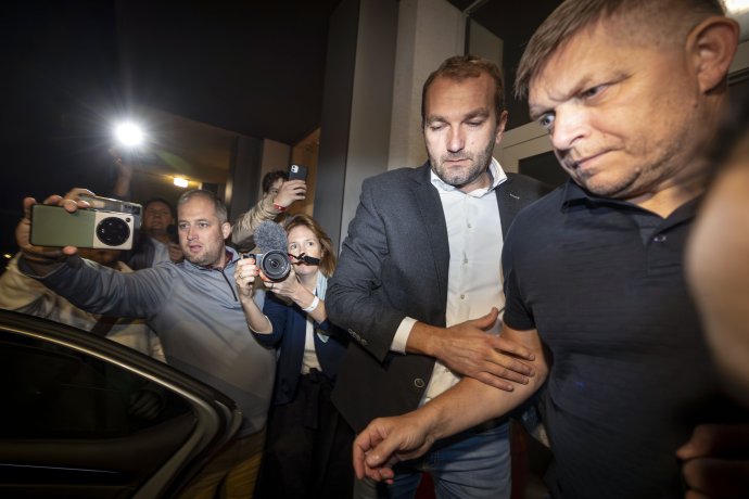 Robert Fico pri odchode z centrály Smeru. Foto N - Tomáš Benedikovič