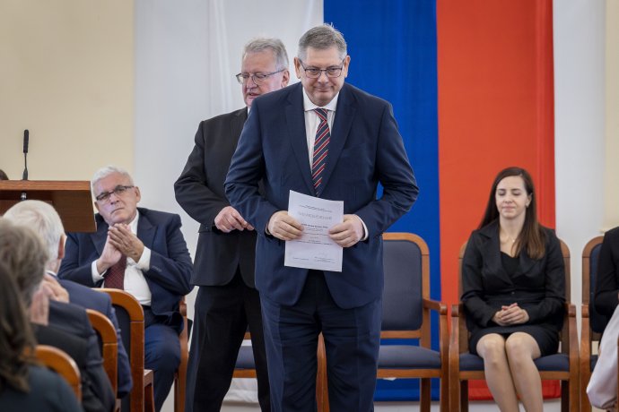 Boris Susko si minulý týždeň prevzal osvedčenie o zvolení za poslanca Národnej rady. Foto N - Tomáš Benedikovič