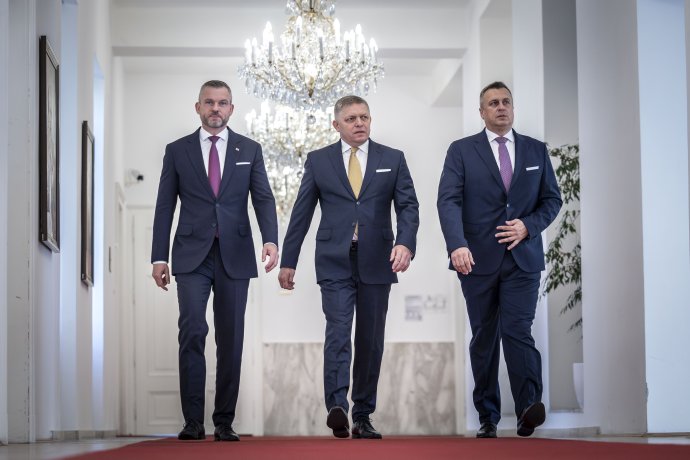 Traja koaliční lídri pri podpisovaní koaličnej zmluvy. Foto N - Tomáš Benedikovič