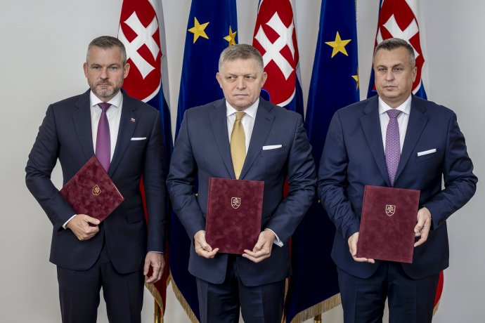 Peter Pellegrini, Robert Fico és Andrej Danko a koalíciós szerződéssel. Fotó N - Tomáš Benedikovič