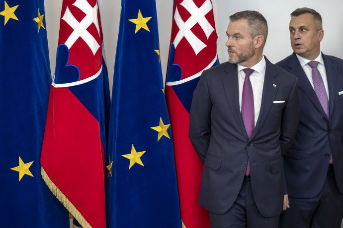 Peter Pellegrini a Andrej Danko pri podpisovaní koaličnej dohody. Foto N - Tomáš Benedikovič