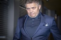 Robert Fico pri príchode do centrály Smeru na začiatku volebnej noci. Foto N - Tomáš Benedikovič