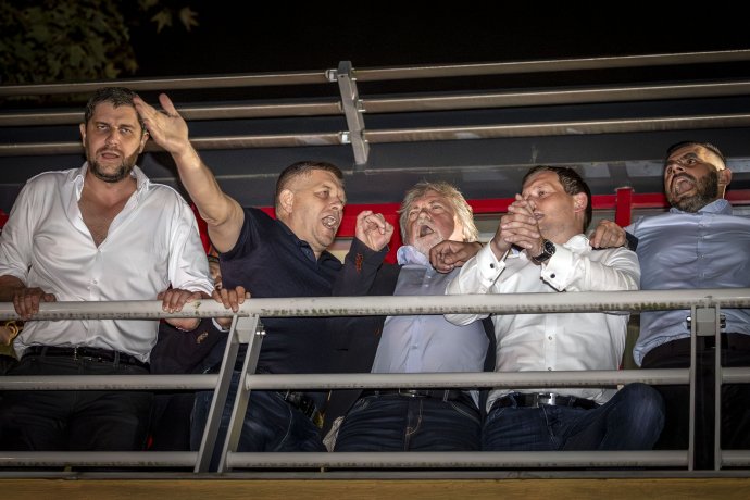 Robert Fico so svojimi straníkmi počas volebnej noci z balkóna centrálu Smeru spieval Na Kráľovej holi. Foto N - Tomáš Benedikovič