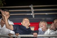 Robert Fico so straníkmi na balkóne bujaro oslavovali volebné víťazstvo. Foto N - Tomáš Benedikovič