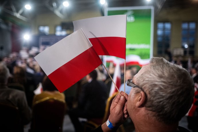 Lengyel zászlók a PiS gyűlésén. Fotó N - Vladimír Šimíček