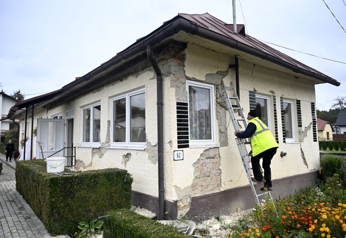 Poškodený dom po zemetrasení v obci Baškovce. Foto - TASR