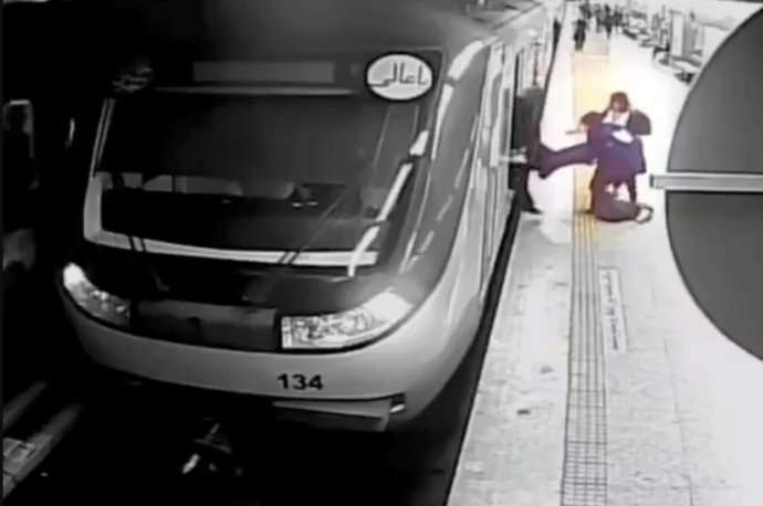 Záber z bezpečnostnej kamery v teheránskom metre, na ktorom dievča vynášajú z vagóna jeho kamarátky. Reprofoto - YouTube
