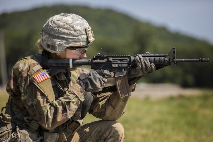 Typ pušky M4 je zavedený aj v amerických ozbrojených silách, jej výrobcom je zbrojovka Colt. Foto - West Point/Flickr