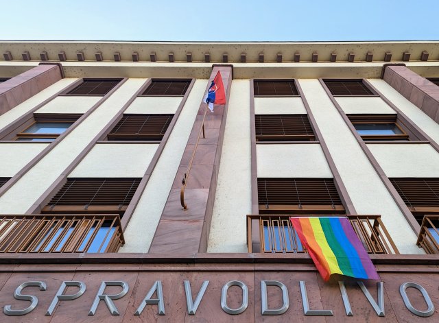 Na ministerstve spravodlivosti vyvesili dúhovú zástavu. Foto N - Miro Kern