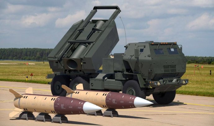 Raketomet HIMARS s dvoma raketami ATACMS. Foto - Twitter