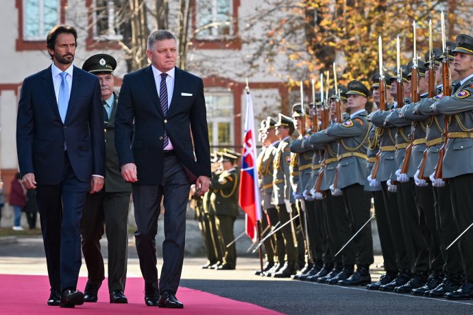 Fico v pondelok s vojenskými poctami zavítal na ministerstvo obrany. Foto - TASR