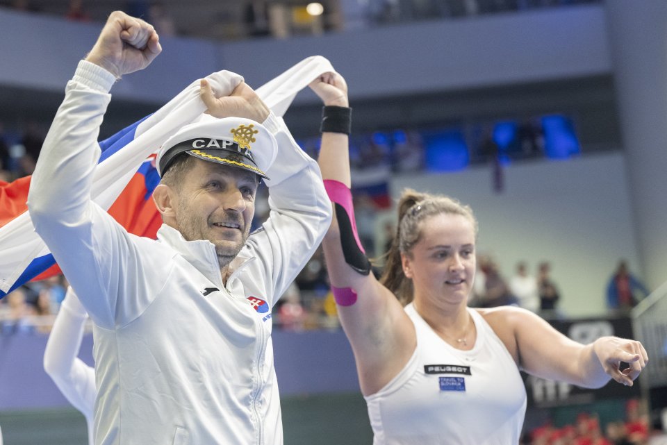 Kapitán Matej Lipták a tenistka Viktória Hrunčáková oslavujú postup. Foto - TASR/Martin Baumann
