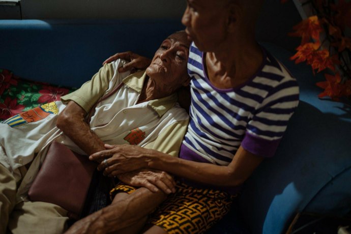 Fotografia zo série Hannah Reyes Morales o starších LGBTI+ ľuďoch na Filipínach. Zdroj: World Press Photo