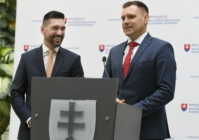 Minister pôdohospodárstva Richard Takáč a minister životného prostredia Tomáš Taraba. Foto – TASR