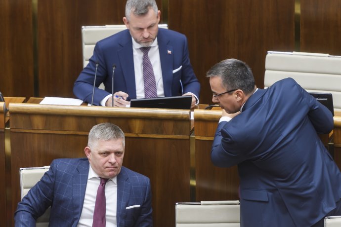 Robert Fico, Peter Pellegrini a Erik Tomáš v parlamente. Foto - TASR