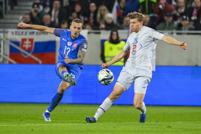 Lukáš Haraslín strieľa Islandu gól zo svojho obľúbeného miesta. FOTO TASR - Jaroslav Novák