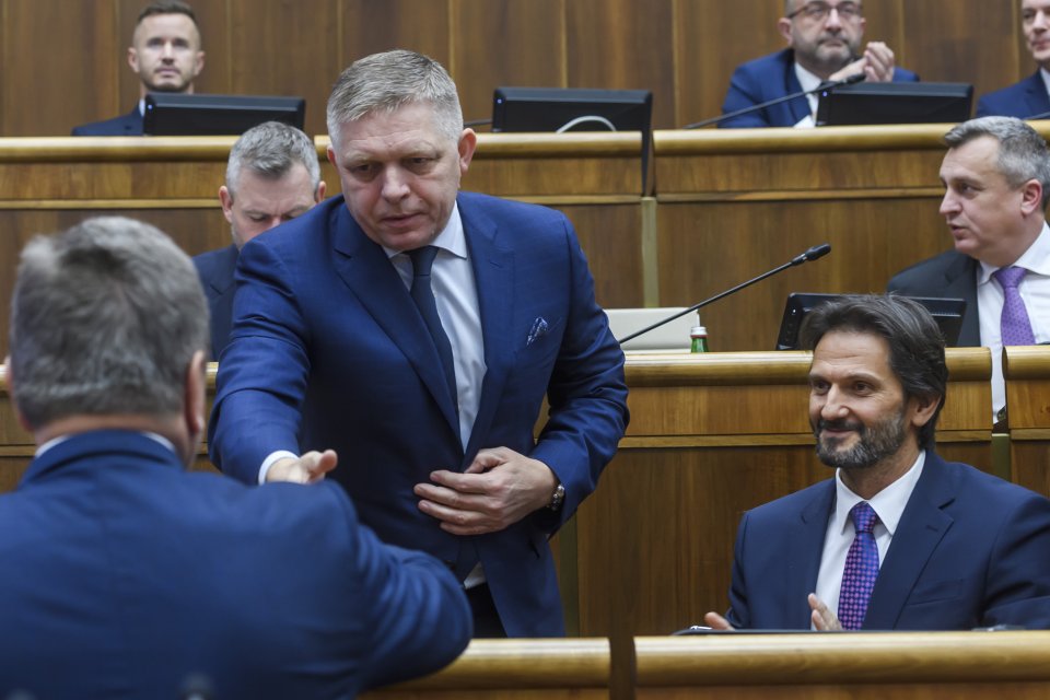 Robert Fico, Andrej Danko a Robert Kaliňák po hlasovaní o dôvere vláde v parlamente. Foto - TASR