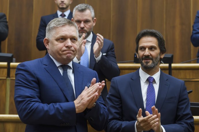 Robert Fico, Peter Pellegrini a Robert Kaliňák po hlasovaní o dôvere vláde v parlamente. Foto - TASR