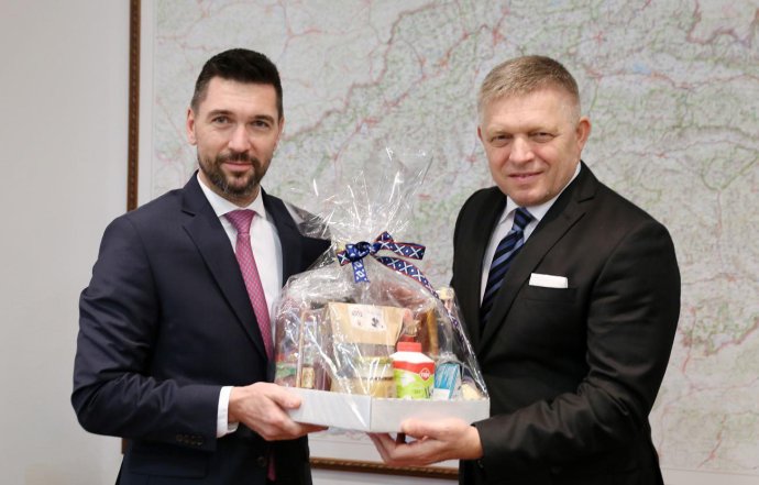 Minister pôdohospodárstva Richard Takáč spolu s predsedom novej vlády Róbertom Ficom. Foto - Ministerstvo pôdohospodárstva SR