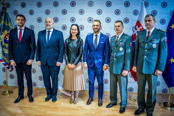 Matúš Šutaj Eštok s novým vedením polície. Nový policajný prezident Ľubomír Solák je druhý zľava vedľa štátnej tajomníčky Lucie Kurilovskej. Foto – Facebook Matúša Šutaja Eštoka