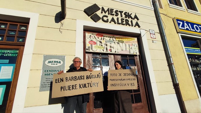 Z protestu pred Mestskou galériou v Rimavskej Sobote. Foto - archív I. K.